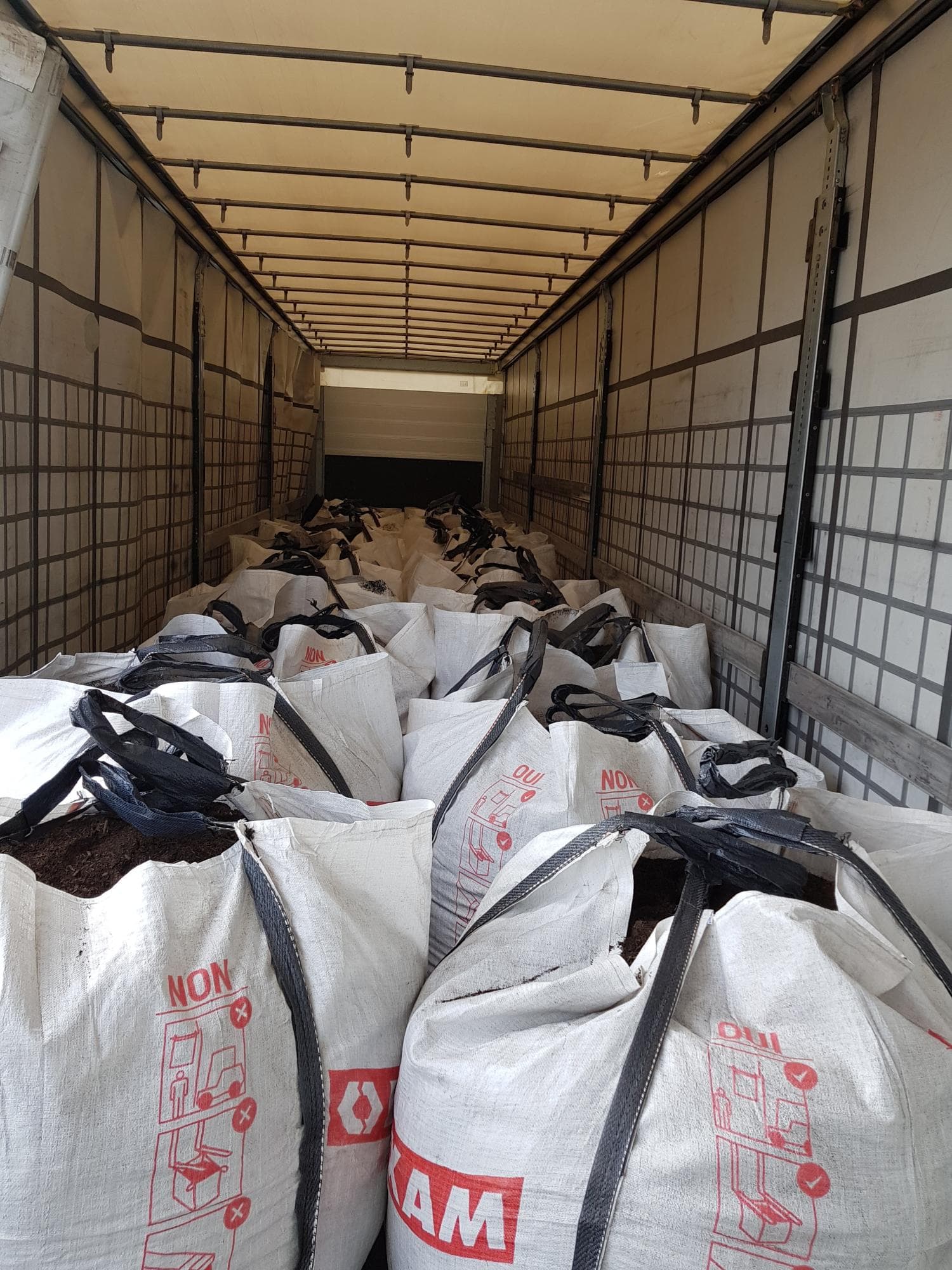 Chargement d'un semi-remorque de compost au départ de la plateforme
