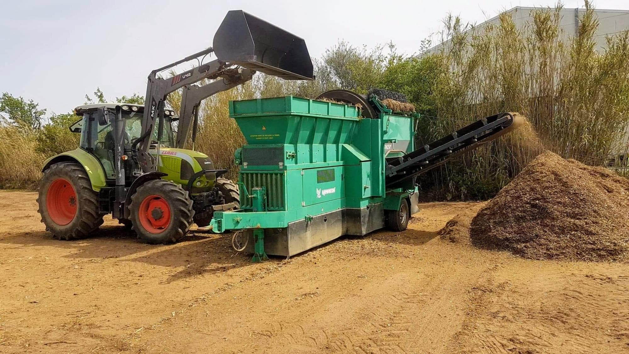 Opération de criblage du compost sur la plateforme Sud Élagages